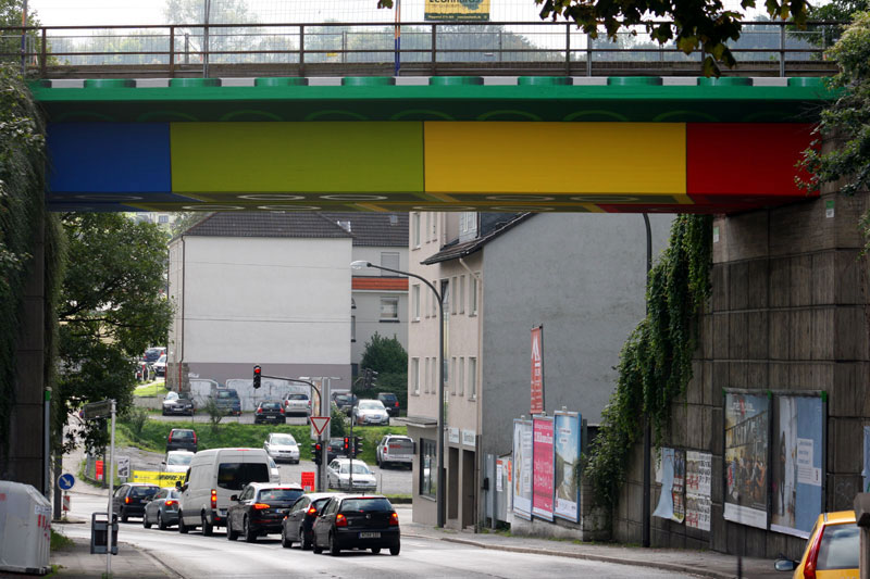 Illustration for article titled This Giant LEGO Bridge Looks Photoshopped (But It's Not)